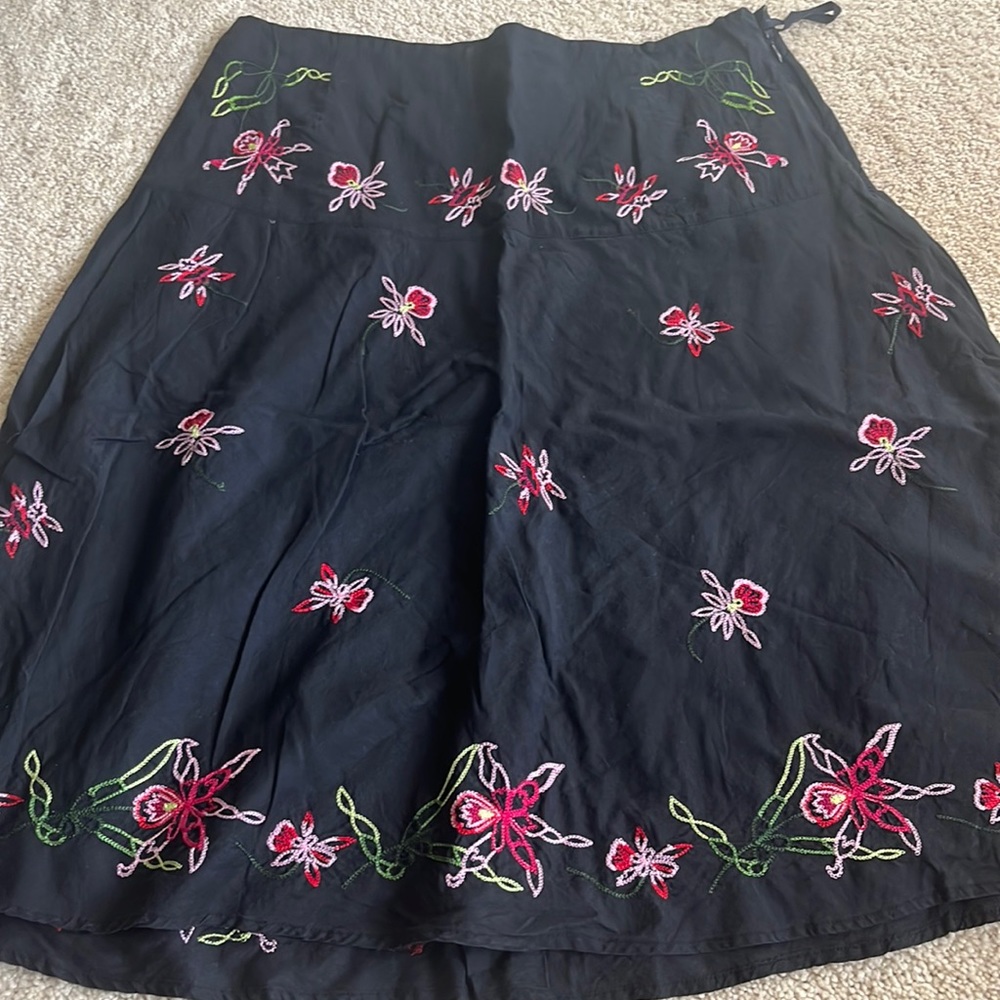 Black skirt embroidered with flowers